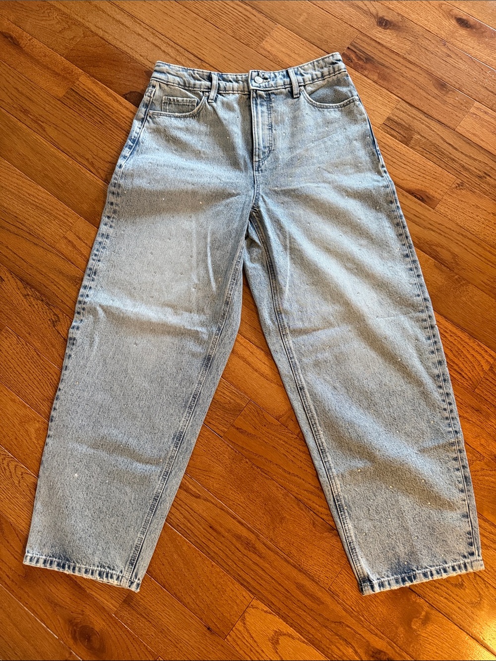 New with tags. Light Blue Women’s Barrel jeans with rhinestones
Size 4